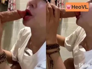 Vào nhà tắm tự sướng liếm cây hàng giả