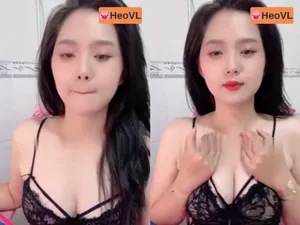 Tình nhân răng khểnh khoe thằng nhỏ tròn trắng