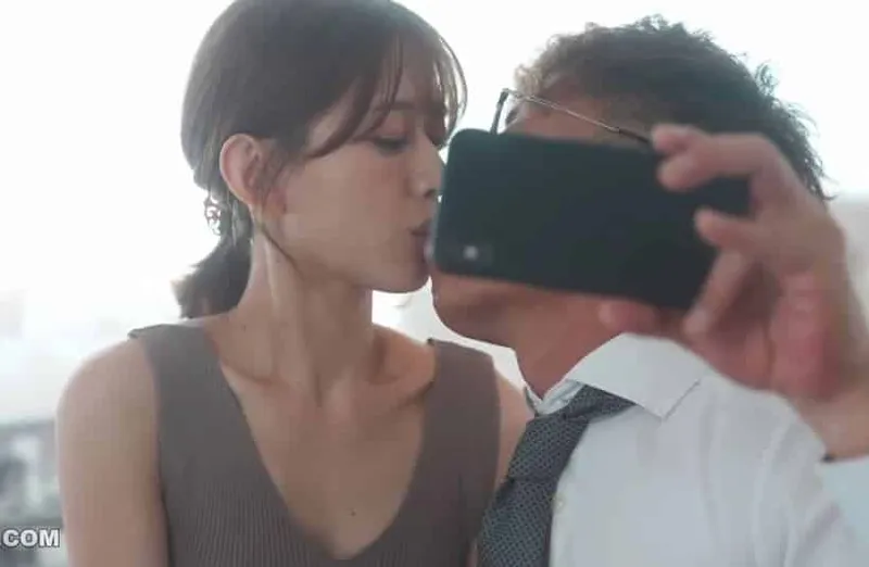 Thấy vợ yêu hơi lạ, chồng xem điện thoại cô vợ và thấy cảnh nện với tiền bối của mình